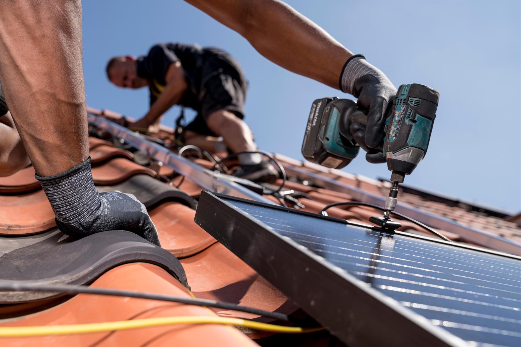 Aanleg van zonnepanelen op het dak van een woning